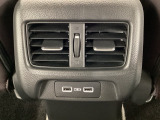 後部座席にもエアコンの吹き出し口があるので車内全体を快適に過ごすことができます。