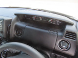 【運転席アッパーボックス】パッと取り出しやすい位置にあるボックスなので、お財布などの小物から本などの小冊子、駐車券など、よく使うものの収納に便利です。