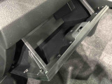 大きな荷物を収納できる、便利な助手席グローブボックス