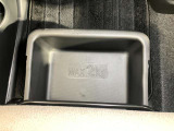 助手席アンダーボックスは運転用の替え靴や、車内に常備しておきたい子供用品、着替えた服などが収納できて便利です。女性に嬉しい収納スペースです★