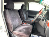 運転席まわりには十分なスペースがあり、大柄な方でもゆったり運転していただける環境です。