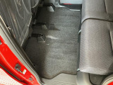 しっかりと汚れ、砂ぼこりを落とし足元まで清潔な車内空間を作り上げております♪
