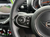 前方の車両を検知し、設定速度内で自動で加減速。渋滞や高速道路での運転負担を軽減し、安全かつ快適に車間距離を維持できます。