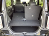 後席は分割可倒式で、用途に合わせてアレンジ可能。荷物の量や乗車人数に応じて柔軟に使える便利なシートです。