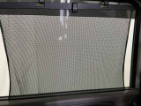 ロールサンシェイドは、太陽光を防ぐので冷房の効きを良くする効果もあるんです。エアコンを控えめにすれば燃費向上も見込めますよ