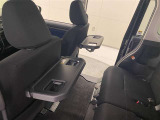 運転席の背面には、収納ポケットがたくさんあって便利です。