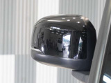 【ドアミラーウインカー】ウインカーと連動してミラー外側部分が点灯します。対向車や歩行者、並走するバイクや自転車からの視認性が上がります。