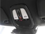 ルーフにあるボタンは、車両が始動しない場合、パンクした場合、または事故に遭った場合などの緊急時に支援の要請に使用できるため、安心感を高めることができます。