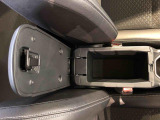 センターアームレスト付きで運転中も腕が楽々!