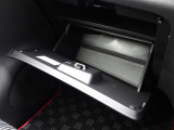 グローブボックス。車検証ブックや小物などが収納できるスペースがあります。