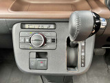 扱いやすいシフトレバーと電制パーキングがあるので、日常の運転が楽々です!