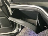 【グローブボックス】収納スペースが沢山あるので車内が散らからずに助かります。ちょっとした物を入れるのにいいですね♪