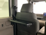前席背面には格納式テーブルが付いており、休憩時のちょっとした小物置きに使えて便利です。