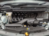 エンジンルームになります。内外装だけでなくこちらも清掃済みです。 納車までにディーラーが使用している工場にもう1度しっかり点検いたしますので、安心してお乗りいただけると思います。