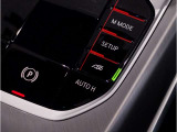 運転中にもオーディオの音量やFMの切り替えなどステアリングでの操作で切り替え可能なため、ステアリングから手を放す必要がない為、運転中でも操作が簡単でございます。
