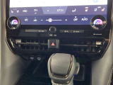 左右独立温度コントロールフルオートエアコンです。運転席、助手席それぞれで独立して温度設定ができます。