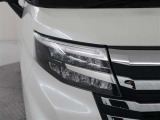 【LEDヘッドライト】装着車です! 夜間の暗い道でも、白く明るく前方を照らしてくれるので、安心して運転が出来そうですね♪