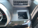 運転席の手の届く場所には500mlのパック飲料もピッタリ入る大きめのドリンクホルダーがございます(^^) ドライブ中の水分補給もバッチリです♪