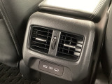 後部座席にもエアコンの吹き出し口があるので車内全体を快適に過ごすことができます。