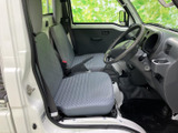 広々とした空間と使いやすいシートが、長時間の運転でも快適さを保ちます。細部までこだわった設計が魅力です。