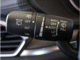 【オートワイパー機能】レバーをAUTOの位置にしているとき、レインセンサーが雨を感知すると、雨量に応じて、ワイパーが自動で作動します。