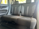 2列目にご乗車の方もゆったり足が組める驚きの広さです。