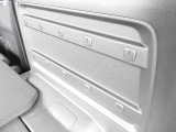 ★ユーリティボード★「+マーク」の固定ポイントがあり、フックやネットを使って荷物をしっかり固定できます。走行中の荷崩れを防ぎ、安全に積載できる便利な装備です。