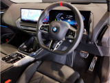 【ハンドル】ドライバーとBMW車の一体感がダイレクトに伝わるステアリングホイール。形状・太さへの拘りに加えて、操作性を高める為にスイッチ類も配置。クイックかつ安定のドライビングを体感下さい!