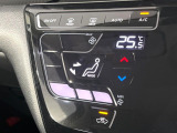 【オートエアコン】一度お好みの温度に設定すれば、車内の温度を検知し風量や温度を自動で調整。暑い&hellip;寒い&hellip;と何度もスイッチ操作をする必要はありません。快適な車内空間には必須の機能ですね♪