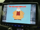 停車時にテレビ視聴が可能なTV画面を装備。お子様連れのご家族でも、後部座席で快適な時間をお過ごしいただけます。