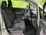 シンプルで使いやすい内装。運転席からの操作性も良く、快適なドライブをサポートします。質感も高く、落ち着いた空間を演出します。
