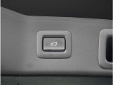 【パワーバックドア】スマートキーや運転席のボタンを押すだけでリアゲートが自動で開閉します。両手に荷物を持っている時や高い位置のバックドアを閉める際に便利な機能です。