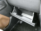 助手席前には車検証の収納に便利なグローブBOXが備わっています。