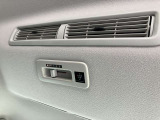プラズマクラスター搭載のリアシーリングファンで前席のエアコンの風を後席にも送り車内全体の冷暖房効果を早めます。