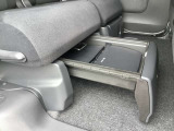後部座席下には引き出し式のトレー「置き楽ボックス」があります。