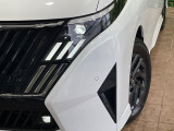 【LEDヘッドライト】悪天候や夜間走行時も良好な視界を確保し安心して運転できる高輝度LEDヘッドライトを装備!点灯速度が早く、消費電力も抑えられています。
