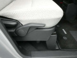 運転席シートには手動式のシートリフター機能が備わっています。
