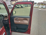 運転席のドア内部でございます。