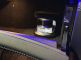 メルセデス純正パフュームアドバイザー搭載。車内を上質な香りで演出し、走行のたびに特別感を味わえます。ETC車載器はグローブボックス内に設置。