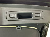 荷物を抱えていてもラクに開け閉め。Hondaスマートキーを持っていれば、開扉だけでなく、閉扉までをハンズフリーで行うことができます