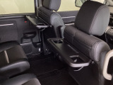 運転席・助手席の背もたれには、2列目シート用にカップホルダー付きの「格納式のシートバックテーブル」を装備しています。休憩時のちょっとした時間などカップを置いたり、小物置きに使えて便利です。