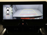 パノラミックビューモニターを装備。駐車場や交差点でクルマを真上から見るように周囲を確認できます。機能の詳細は販売店スタッフまでおたずねください。