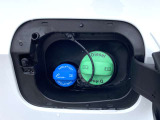 給油口は車体右側に合装備。軽油をご使用ください。 ブルーのキャップはアドブルーの注入口です。インジケーターに従って注入してください。