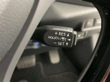 クルーズコントロール機能が付いています。 速度を設定するとアクセルを踏まなくても一定の速度で走ることができます。  高速道路ではとても便利な装置なんです。