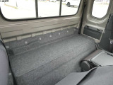 雨に濡れない室内に手荷物や道具箱が置けるのでとっても便利です。(奥行250mm、幅1,235mm、高さ920mm※カタログ値)