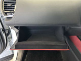 ちょっとしたところは収納ボックスにもなっています。車内はサイズも決まっているので、収納が少ないと思っているアナタ!ご安心ください。さまざまなところに収納が隠れているんです♪