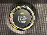 電子カードキーを携帯していれば、ボタンを押すだけでエンジンの始動がスマートに行えます。