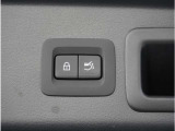 【パワーバックドア】スマートキーや運転席のボタンを押すだけでリアゲートが自動で開閉します。両手に荷物を持っている時や高い位置のバックドアを閉める際に便利な機能です。