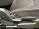 運転席の座面の高さ調整ができるシートリフターが付いてます