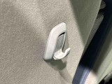 運転席&助手席の背面についたユーティリティフックには荷物がサッと掛けられます。